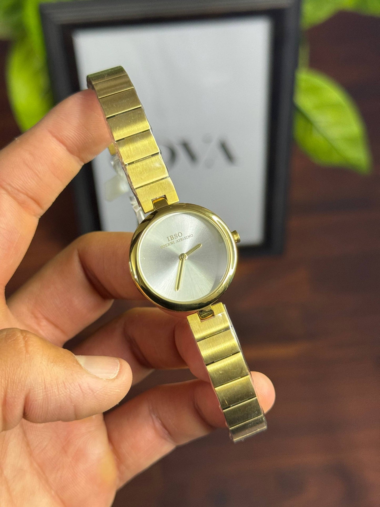 IBSO S6809L Luxury Minimalist Women's Gold Watch
Slim Steel Bracelet