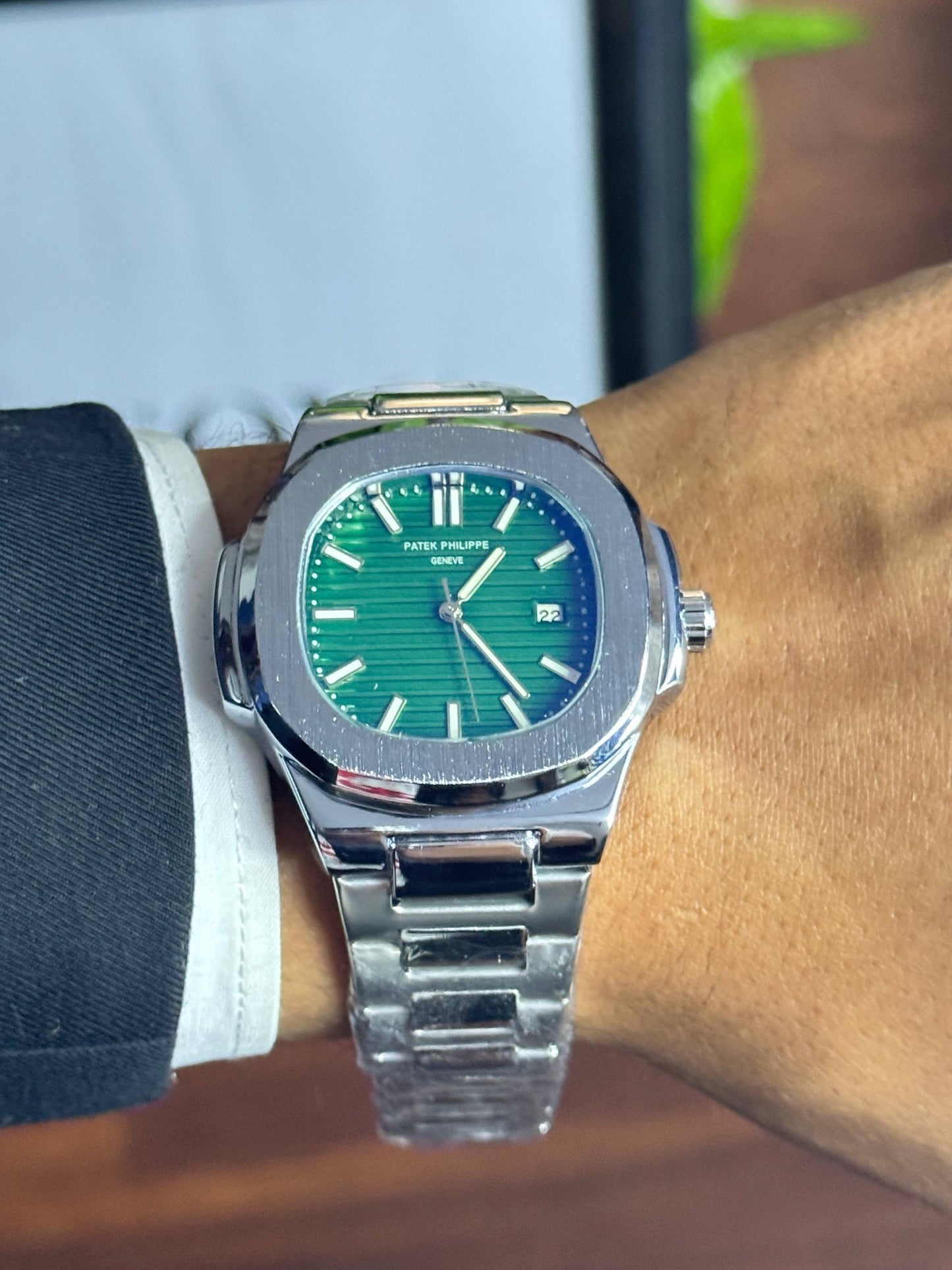 PATEK PHILIPPE  - Quartz movement with smooth sweep